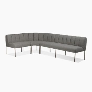 Eetkamerbank met rugleuning bij Houweling Interieur. Het is een eetbank uitgevoerd in crèmekleurige stof.