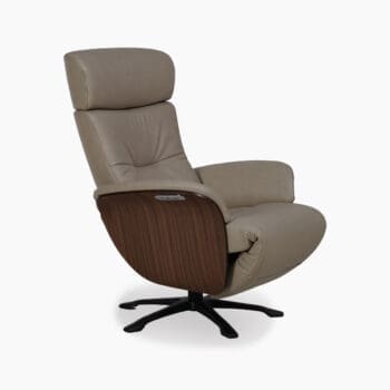 Elektrische relaxfauteuil van Conform bij Houweling Interieur. Het is een relax fauteuil uitgevoerd in groen leer en donker hout.