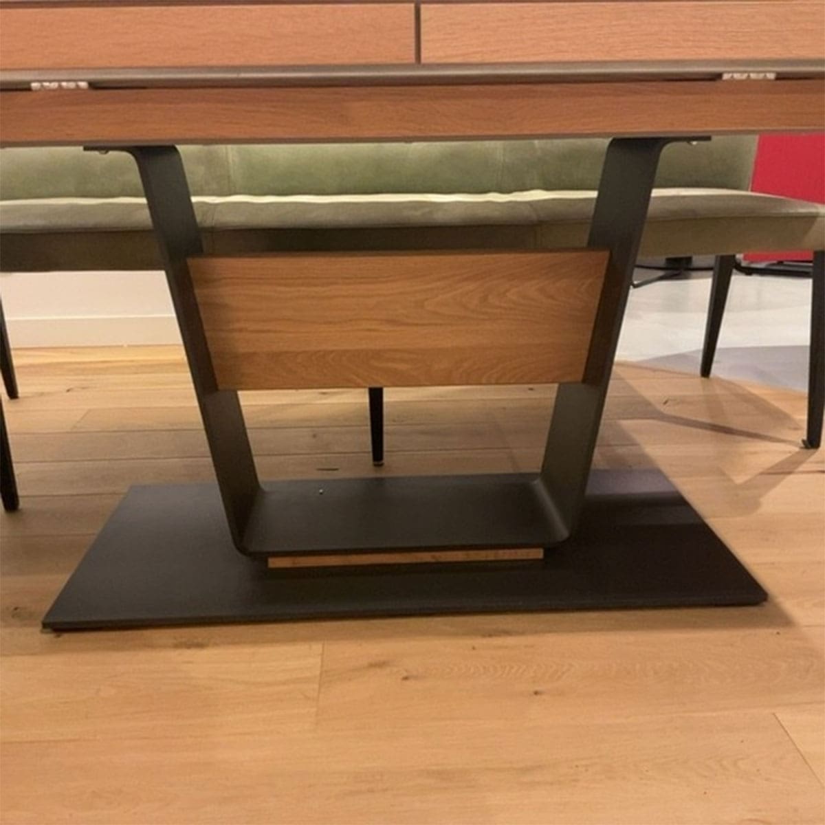Showroom model van een uitschuiftafel bij Houweling Interieur. Het is een uitschuifbare eettafel met centrale zwarte poot.