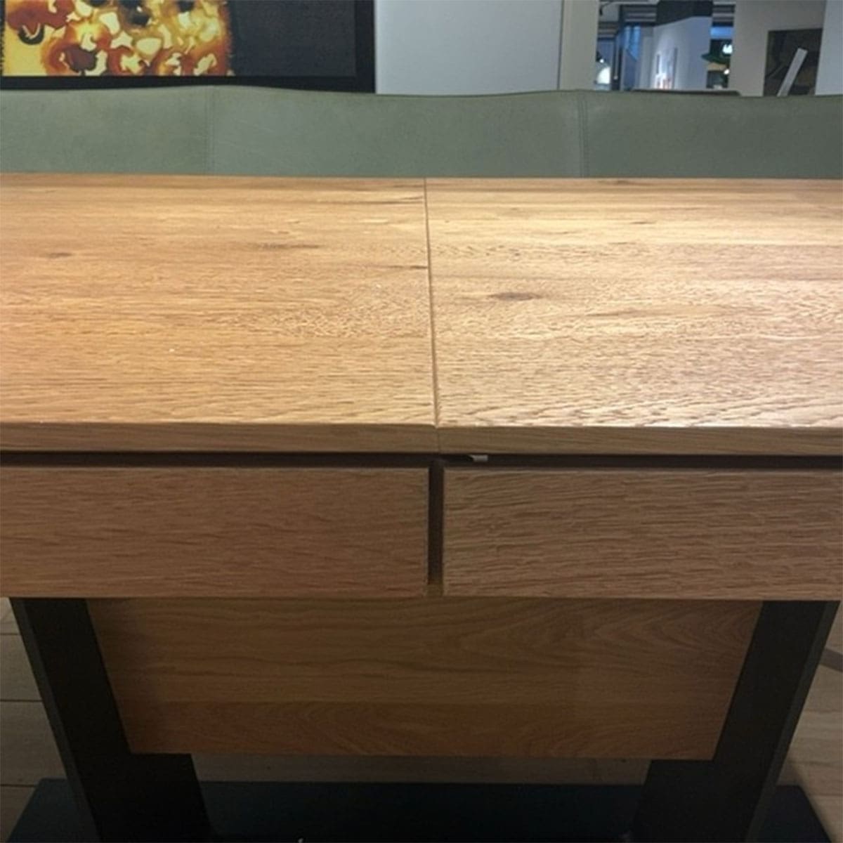 Showroom model van een uitschuiftafel bij Houweling Interieur. Het is een uitschuifbare eettafel met centrale zwarte poot.