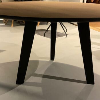 Showroommodel van een ronde eettafel bij Houweling Interieur. Het is houten eettafel uitgevoerd eikenhout.