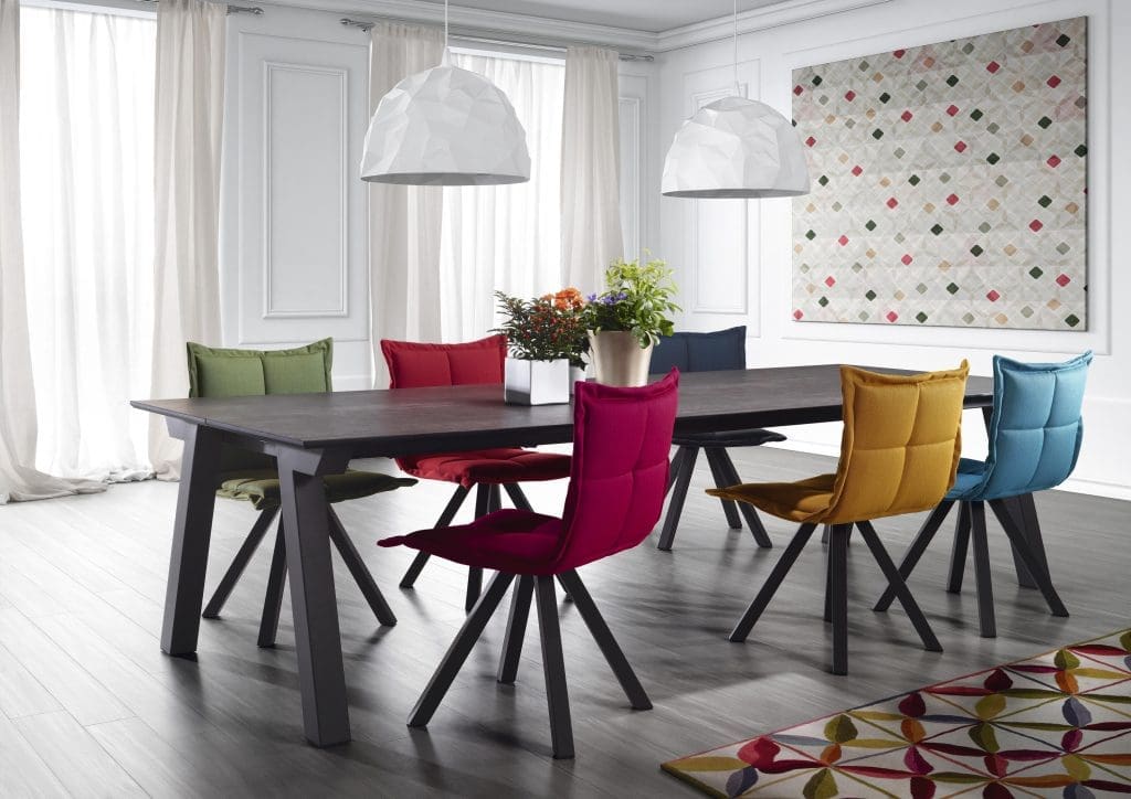 Eetkamerstoelen kopen? Lees de blog van Houweling Interieur en ontdek je wat je stoelkeuze vertelt over jouw eigenheid.