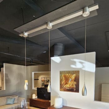 Showroom model van Drop hanglamp bij Houweling Interieur. Het is een design hanglamp uitgevoerd met 3 lampen.