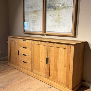 Showroom model van houten dressoir van BKS bij Houweling Interieur. Dressoir kast in blank antiek mat.