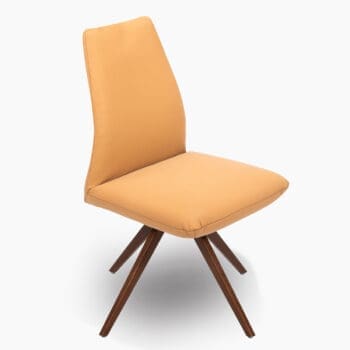 Leren eetkamerstoel van Topform bij Houweling Interieur. Een draaibare eetkamerstoel uitgevoerd in lichtcognac leer.