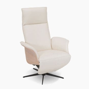 Relaxfauteuil elektrische van Topform bij Houweling Interieur. Het is een relax fauteuil uitgevoerd in crème leer en lichthouten zijkanten.