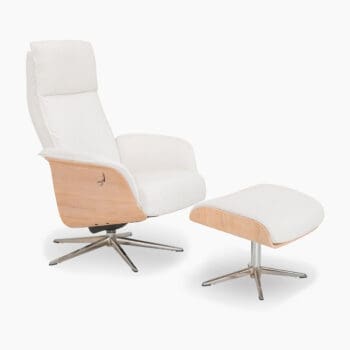 Relax fauteuil van Topform bij Houweling Interieur. Het is een relax fauteuil met hocker uitgevoerd in crème leer en lichthouten zijkanten.