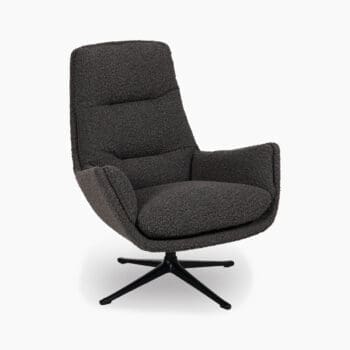 Design fauteuil bij Houweling Interieur. Het is een luxe fauteuil met hocker uitgevoerd in grijze stof en zwarte spinpoot.