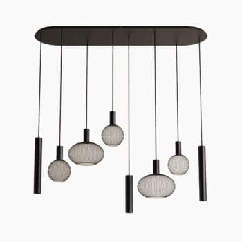 Design hanglamp bij Houweling Interieur. Het is een grote hanglamp bestaande uit 8 lichtpunten in verschillende vormen en hoogtes.