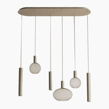 Moderne hanglamp bij Houweling Interieur. Het is een design hanglamp bestaande uit 6 lichtpunten in verschillende vormen en hoogtes.