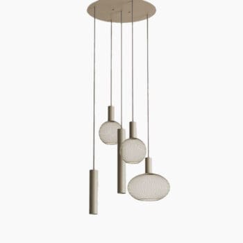 Moderne hanglamp bij Houweling Interieur. Het is een design hanglamp bestaande uit 5 lichtpunten in verschillende vormen en hoogtes.