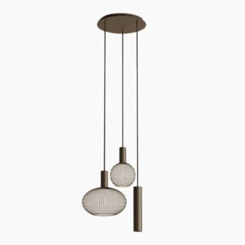 Moderne hanglamp bij Houweling Interieur. Het is een design hanglamp bestaande uit 3 lichtpunten in verschillende vormen en hoogtes.