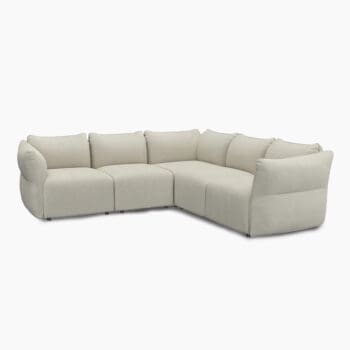 Modulaire hoekbank van Flexlux bij Houweling Interieur. Het is een lounge bank uitgevoerd in crèmekleurige stof.