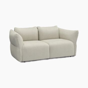 Design bank van Flexlux bij Houweling Interieur. Het is een lounge bank uitgevoerd in crèmekleurige stof.