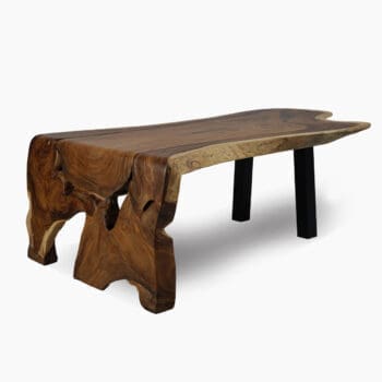 Boomstamtafel bij Houweling Interieur. Het is een boomstamtafel met gebogen tafelblad, uniek in zijn soort.