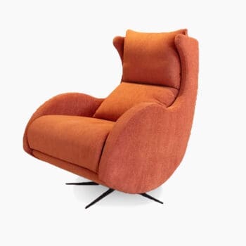 Relaxfauteuil elektrisch van Fama bij Houweling Interieur. Het is een design fauteuil uitgevoerd in oranje stof.