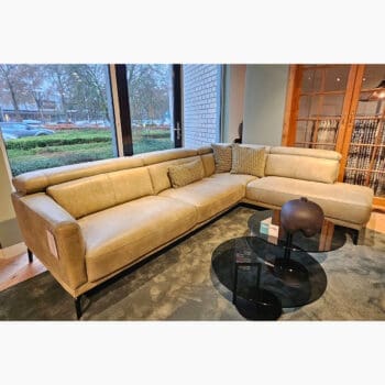 Showroom model van een leren hoekbank bij Houweling Interieur. Moderne hoekbank uitgevoerd in leer Olive.
