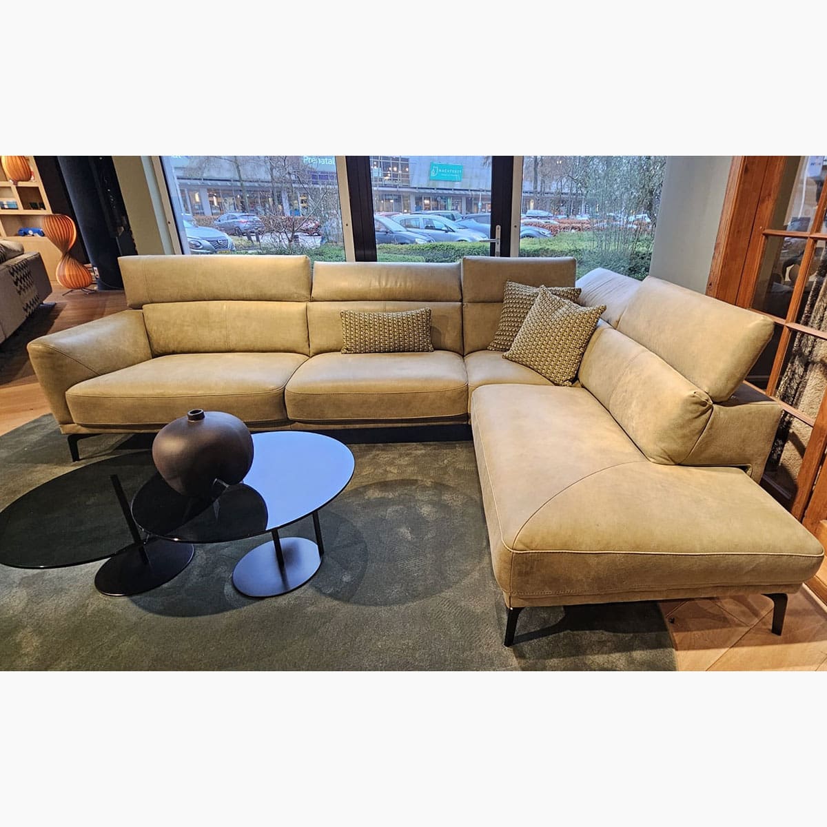 Showroom model van een leren hoekbank bij Houweling Interieur. Moderne hoekbank uitgevoerd in leer Olive.