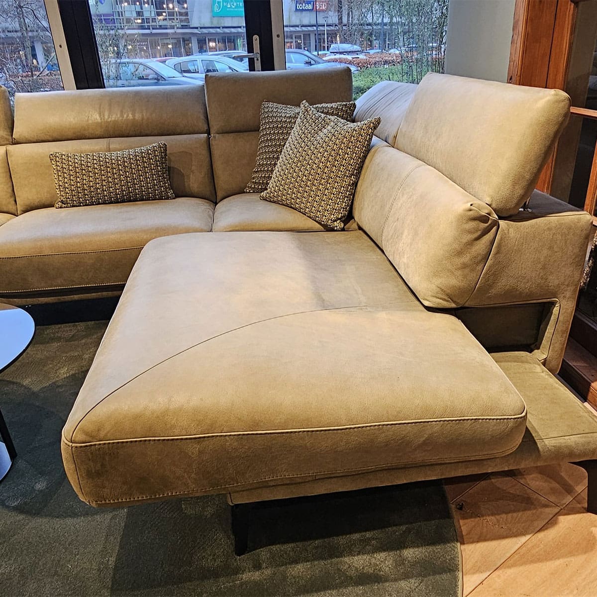 Showroom model van een leren hoekbank bij Houweling Interieur. Moderne hoekbank uitgevoerd in leer Olive.