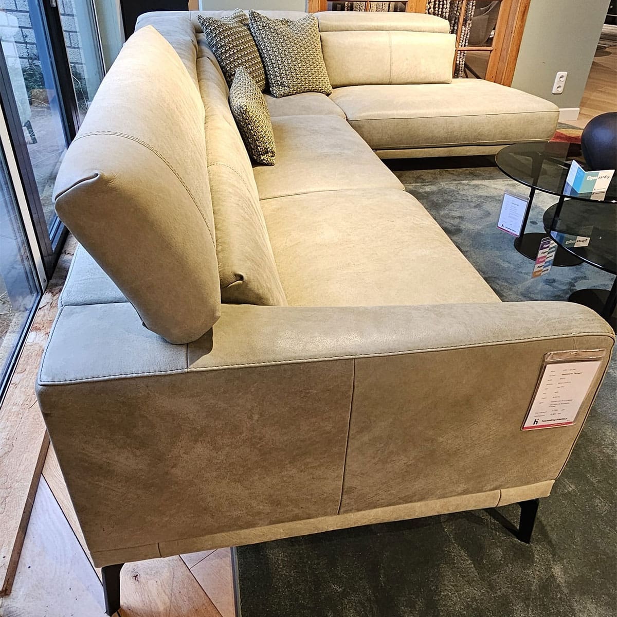 Showroom model van een leren hoekbank bij Houweling Interieur. Moderne hoekbank uitgevoerd in leer Olive.