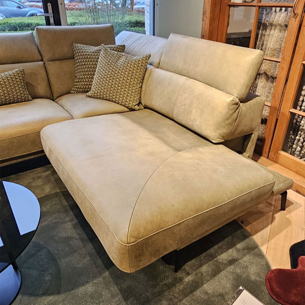 Showroom model van een leren hoekbank bij Houweling Interieur. Moderne hoekbank uitgevoerd in leer Olive.