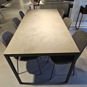 Showroom model van een moderne eettafel bij Houweling Interieur. Keramiek eettafel met strak metalen onderstel.