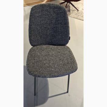 Showroom model van een eetkamerstoel bij Houweling Interieur. Stoffen eetkamerstoel met grijze ranke poten.