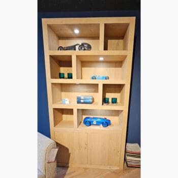 Showroom model van een houten wandkast bij Houweling Interieur. Vakkenkast uitgevoerd in licht eikenhout.