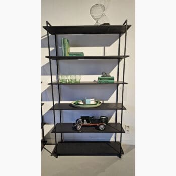 Showroom model van een wandrek bij Houweling Interieur. Open wandkast uitgevoerd met eiken planken en metalen frame.