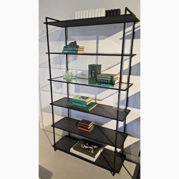 Showroom model van een wandrek bij Houweling Interieur. Open wandkast met keramiek en glas planken en metalen frame.