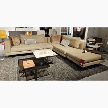 Showroom model van een modulaire bank bij Houweling Interieur. Elementenbank uitgevoerd in gelige stof.