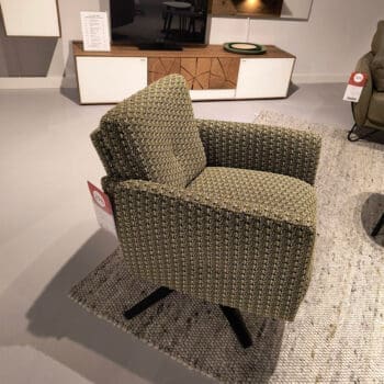 Showroom model van een moderne fauteuil bij Houweling Interieur. Kleine fauteuil uitgevoerd in groenachtige stof.