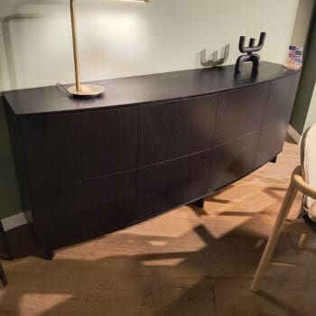 Showroom model van een design dressoir bij Houweling Interieur. Modern dressoir van Skovby uitgevoerd in zwart eikenhout.