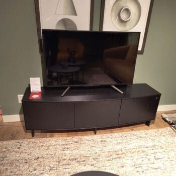 Showroom model van design tv meubel van Skovby bij Houweling Interieur. Tv dressoir uitgevoerd in zwart eikenhout