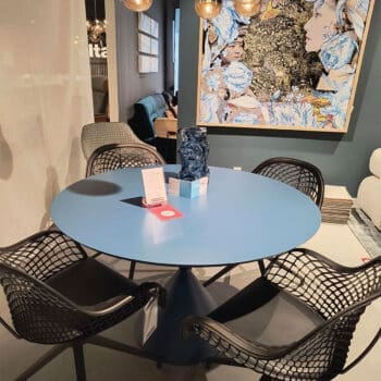 Showroom model van een ronde eettafel Midj bij Houweling Interieur. Blauwe eettafel in de vorm van een zandloper.
