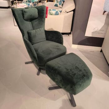 Showroom model een design fauteuil van Fama bij Houweling Interieur. Fauteuil met hocker in groene stof.