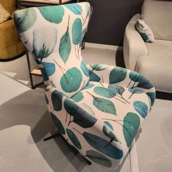 Showroom model een relaxfauteuil van Fama Houweling Interieur. Elektrische relaxfauteuil uitgevoerd in witte stof met bladeren.