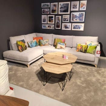 Showroom model moderne hoekbank van Fama Houweling Interieur. Elementenbank uitgevoerd in crème stof.