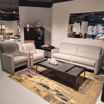 Showroom modellen moderne fauteuils Houweling Interieur. Kleine fauteuils met hoge en lage rug uitgevoerd in grijze stof en leer.