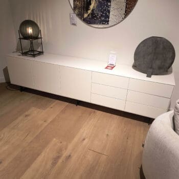 Showroom model van een design dressoir bij Houweling Interieur. Lage wandkast met witten fronten en design poten.