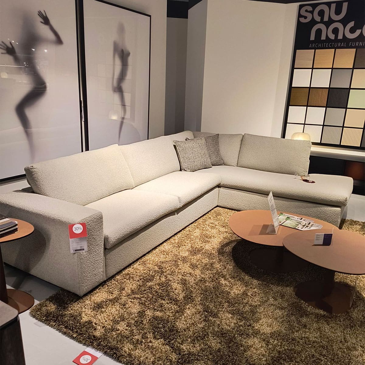 Showroom model modulaire hoekbank bij Houweling Interieur. Elementenbank uitgevoerd in crème stof.