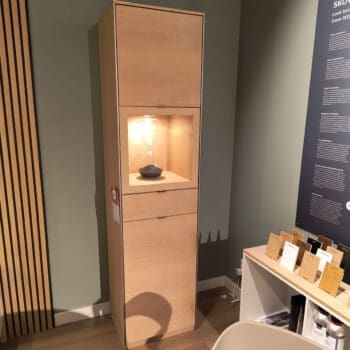 Showroom model van smalle wandkast van Skovby bij Houweling Interieur. Scandinavische kast in licht hout.