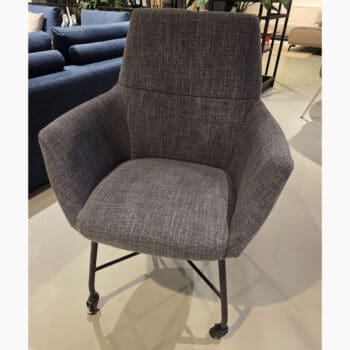 Showroom model van moderne eetkamerstoel bij Houweling Interieur. Armstoel uitgevoerd in blauwe stof.