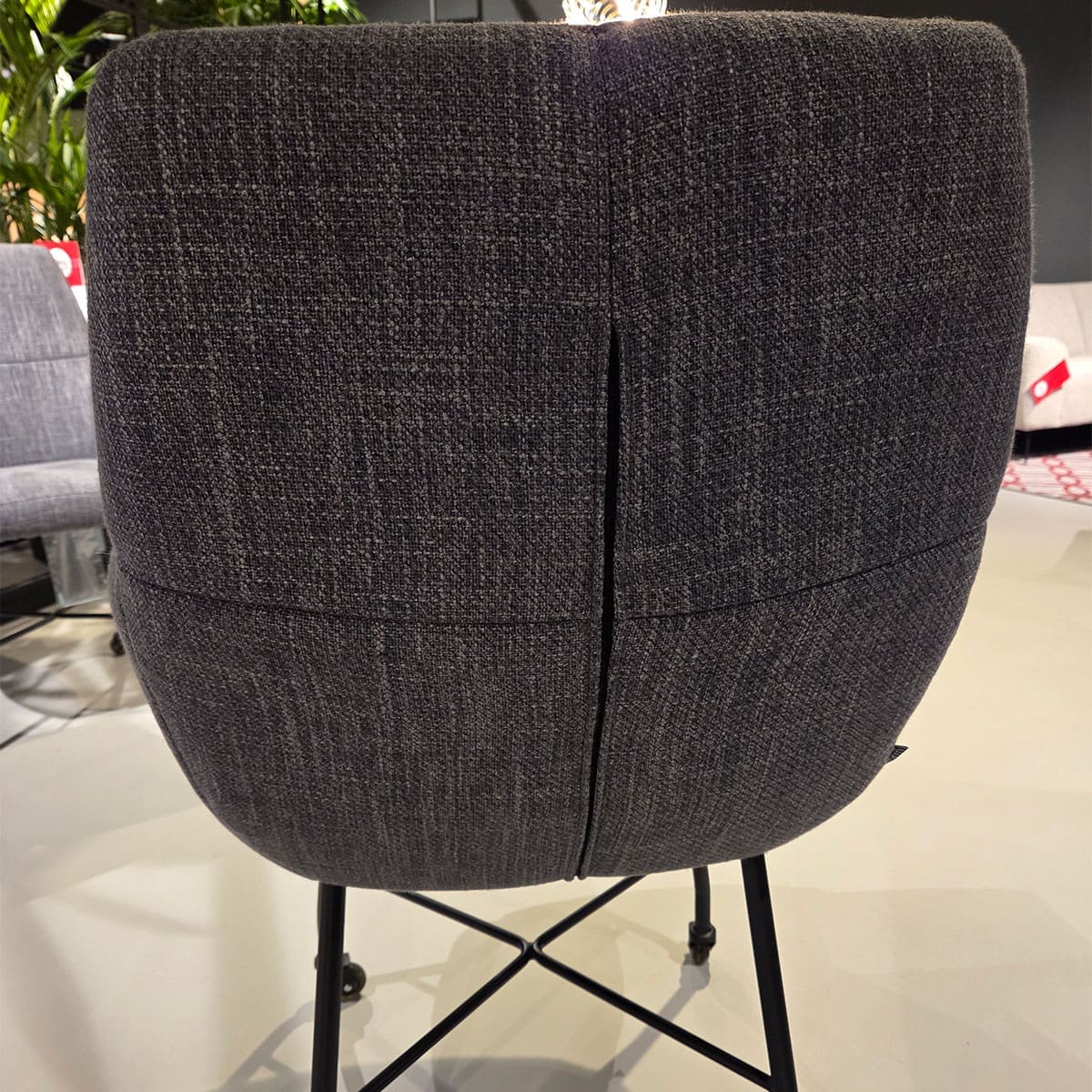 Showroom model van moderne eetkamerstoel bij Houweling Interieur. Armstoel uitgevoerd in blauwe stof.