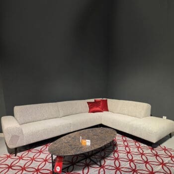 Showroom model van design hoekbank bij Houweling Interieur. Moderne hoekbank van Topform uitgevoerd in crème stof.
