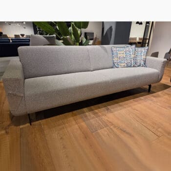 Showroom model van design bank bij Houweling Interieur. Moderne bank van Topform uitgevoerd in grijze stof.