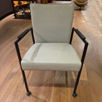 Showroom modellen van leren eetkamerstoelen bij Houweling Interieur. Luxe eetkamerstoelen uitgevoerd in lichtgrijs leer.
