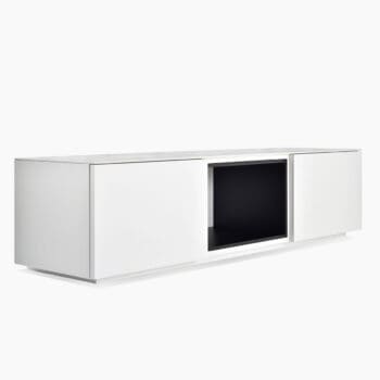 Tv dressoir bij Houweling Interieur. Houten tv meubel uitgevoerd in witte fronten en marmerenlook bovenblad.
