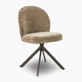 Design stoel bij Houweling Interieur. Een luxe eetkamerstoel uitgevoerd in beige stof en bronzen spinpoot.