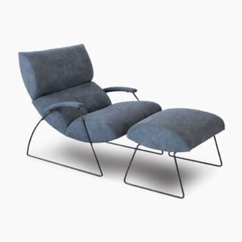 Design fauteuil van Fama bij Houweling Interieur. Fauteuil met poef uitgevoerd in blauwe stof.